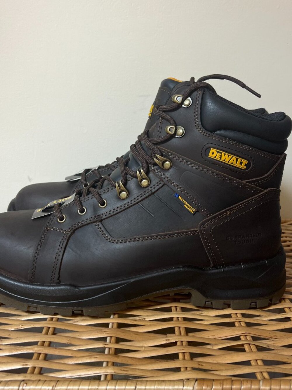 Men industrial shoes Size 13M Soft Toe tough Work Boots oil & slip resistant